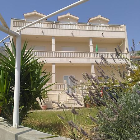 Apartments Ticinovic Omiš Esterno foto